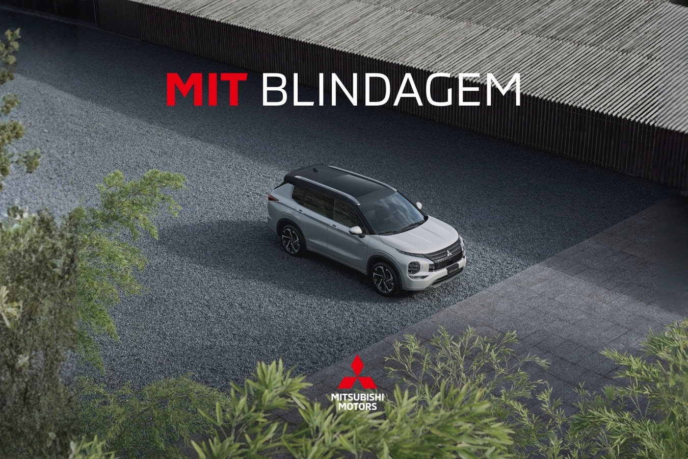 Carro da Mitsubishi em uma grande garagem com uma placa da W. Truffi blindados