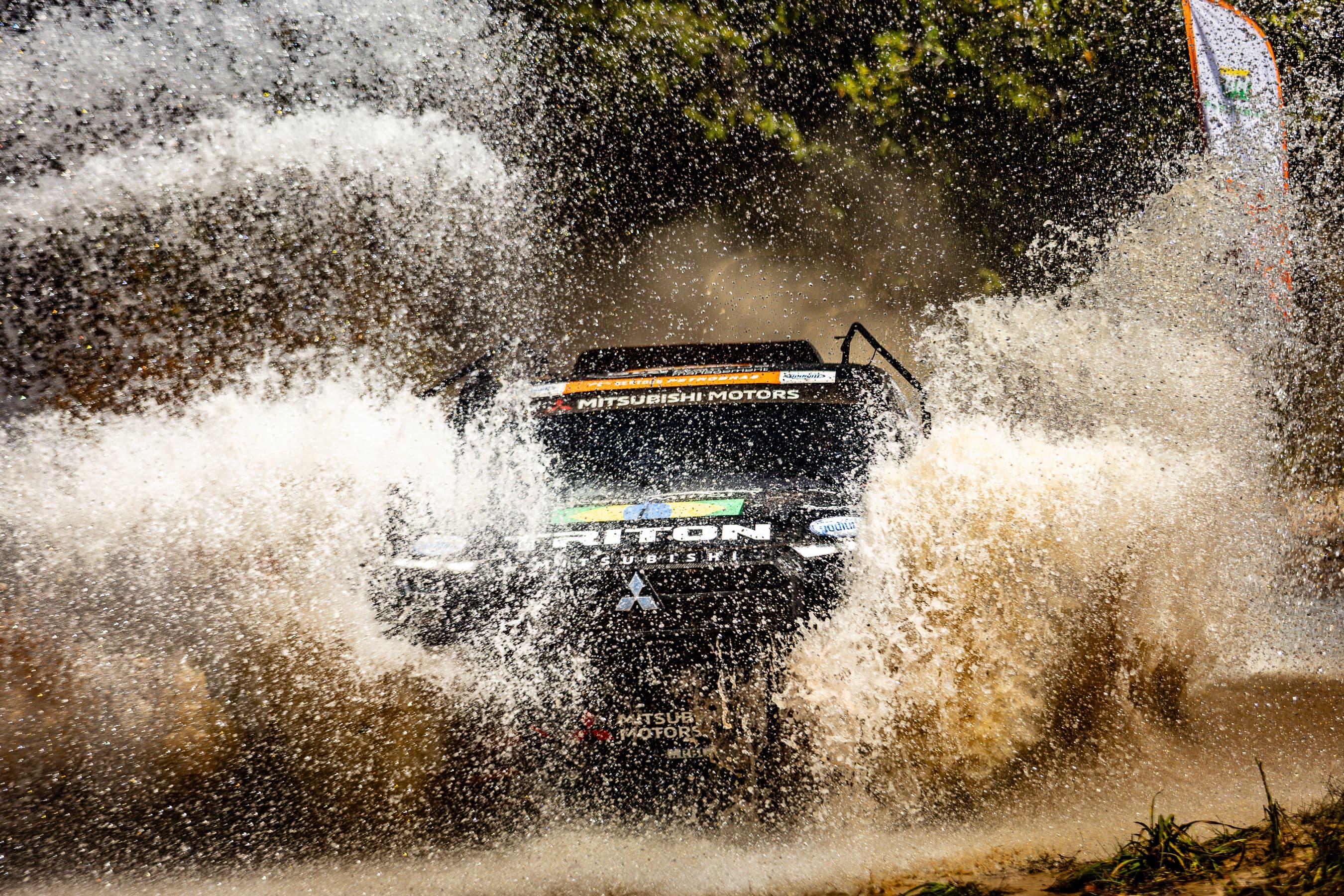 Com ritmo de ponteiros, Mitsubishi Triton Ultimate completa dia mais forte no Sertões