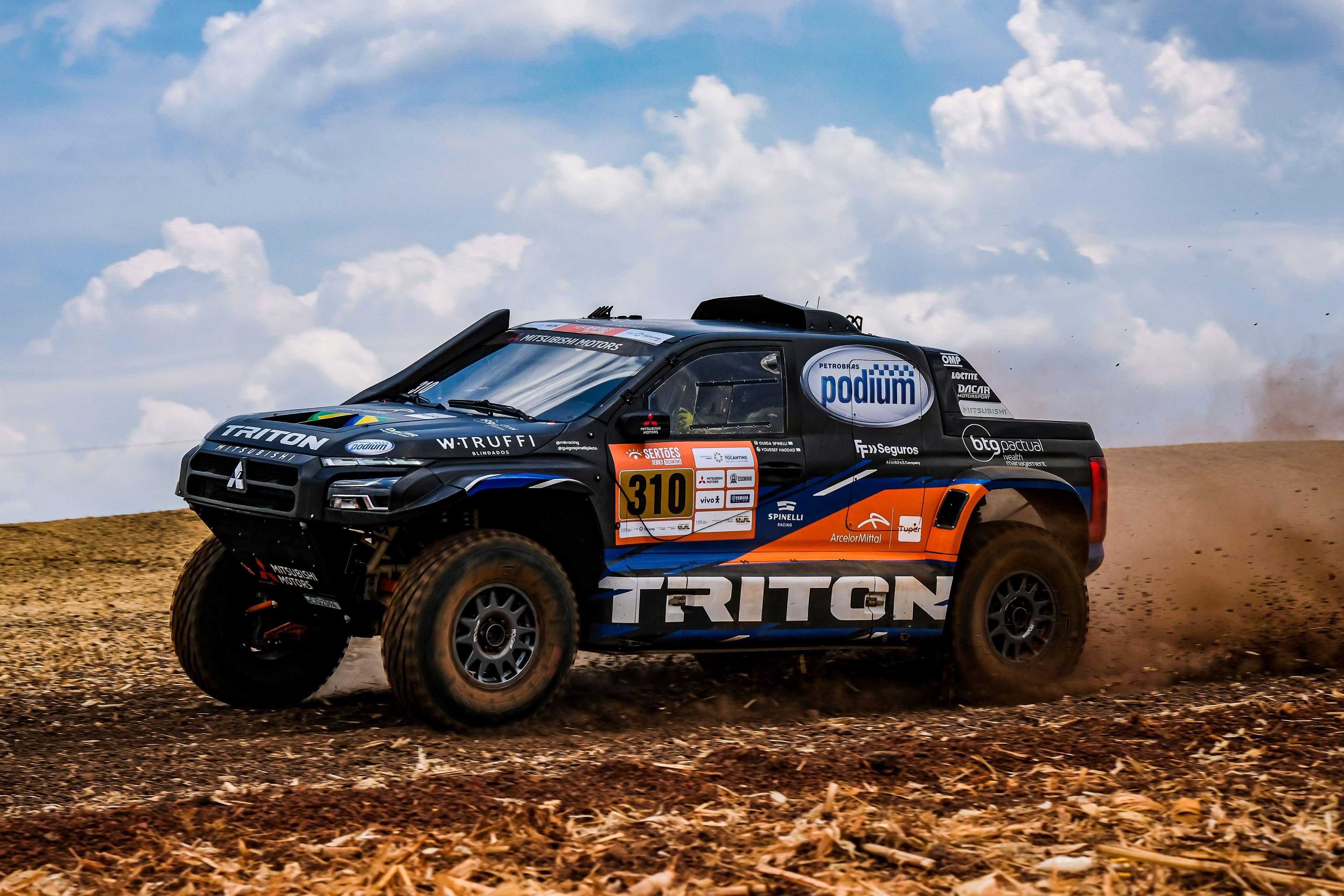 Mitsubishi Motors patrocina 32ª edição do Congresso SAE BRASIL 2025 e apresenta a Triton Ultimate Racing ao público 