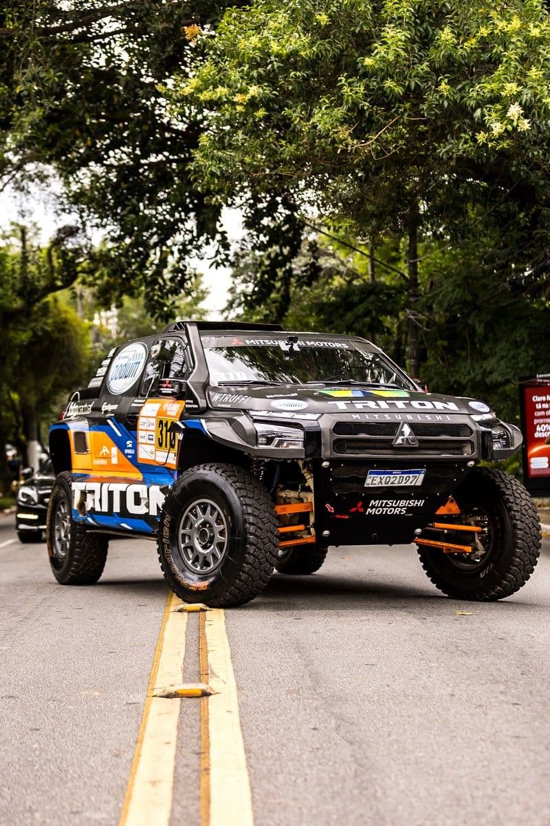 Mitsubishi Triton Ultimate Racing é destaque na Avenida Europa, em São Paulo (SP) 