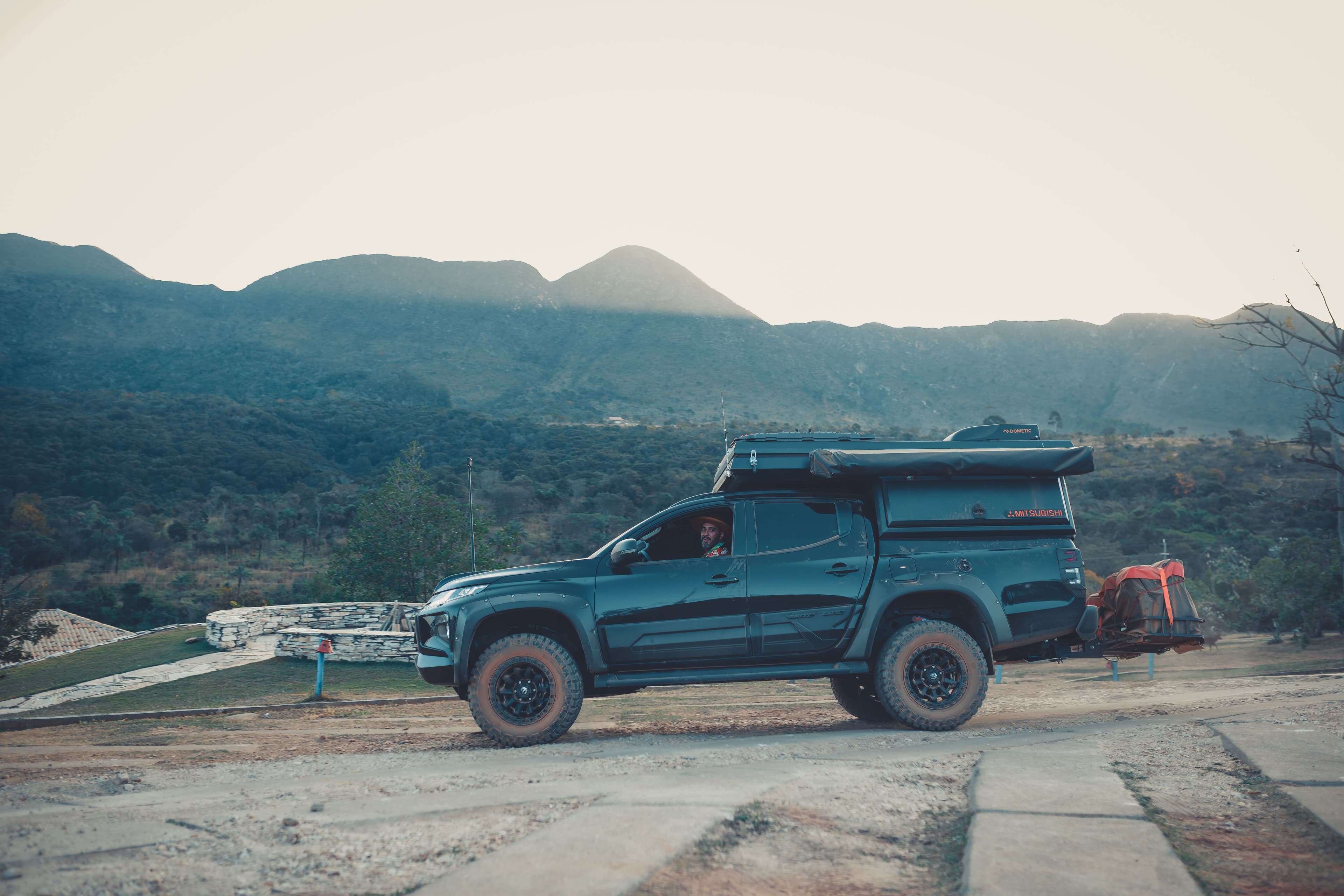 A bordo de uma Mitsubishi L200 Triton Sport, ator André Marques desbrava o país em websérie sobre culinária brasileira